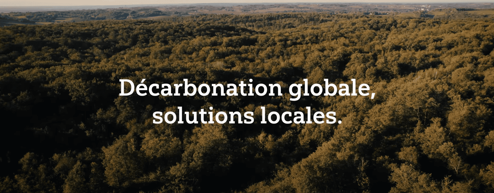 Vue drone forêt du Tarn avec intitulé "Décarbonation globale, solution locale"
